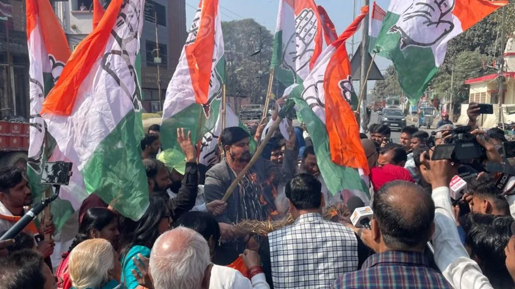 पप्पू यादव की गिरफ्तारी के विरोध में सड़क पर उतरी कांग्रेस, सीएम नीतीश का पुतला फूंका