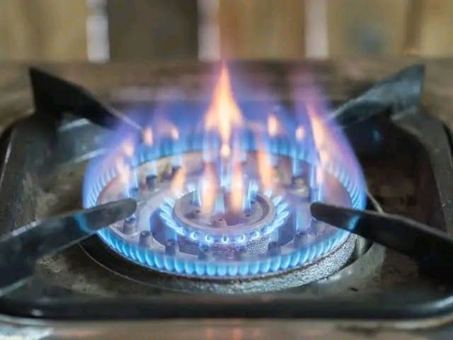 UP LPG Price: घरेलू सिलेंडर 60 और कमर्शियल 114 रुपये महंगा, एलपीजी 950 रुपये के पार