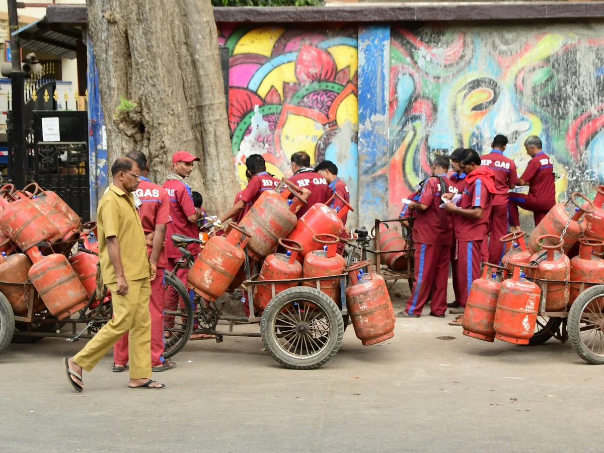 LPG सिलेंडर के नए रेट जारी, क्या कीमतों में हुआ कोई इजाफा? फटाफट कर लें चेक