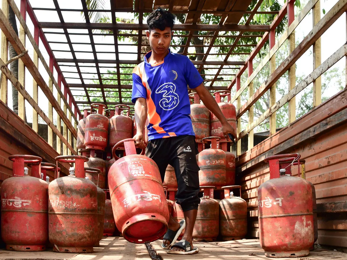 LPG Price Today: क्या एलपीजी सिलेंडर की कीमतों में हुआ कोई इजाफा? यहां चेक करें रेट
