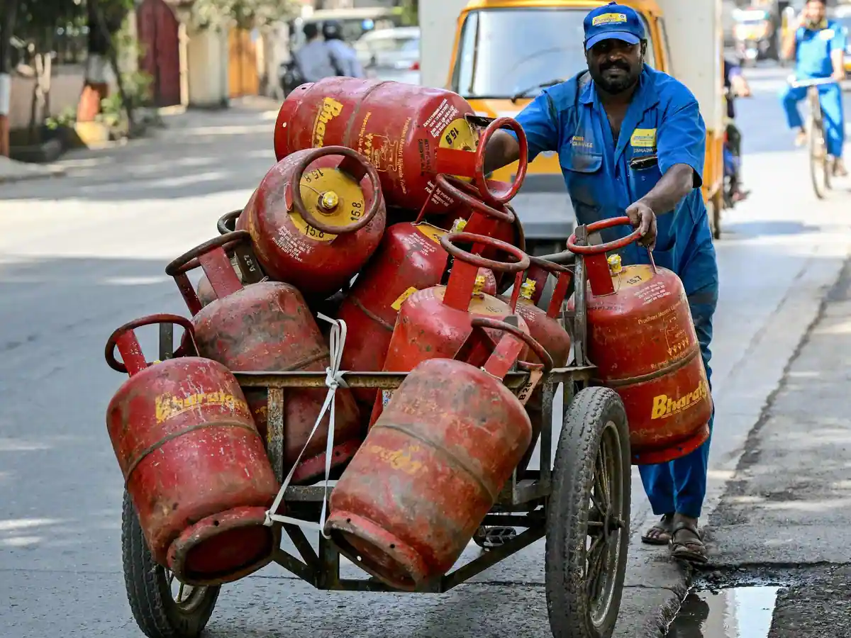 LPG सिलेंडर के नए रेट आए सामने, क्या आज बढ़ गए हैं दाम? बुक करने से पहले कर लें चेक