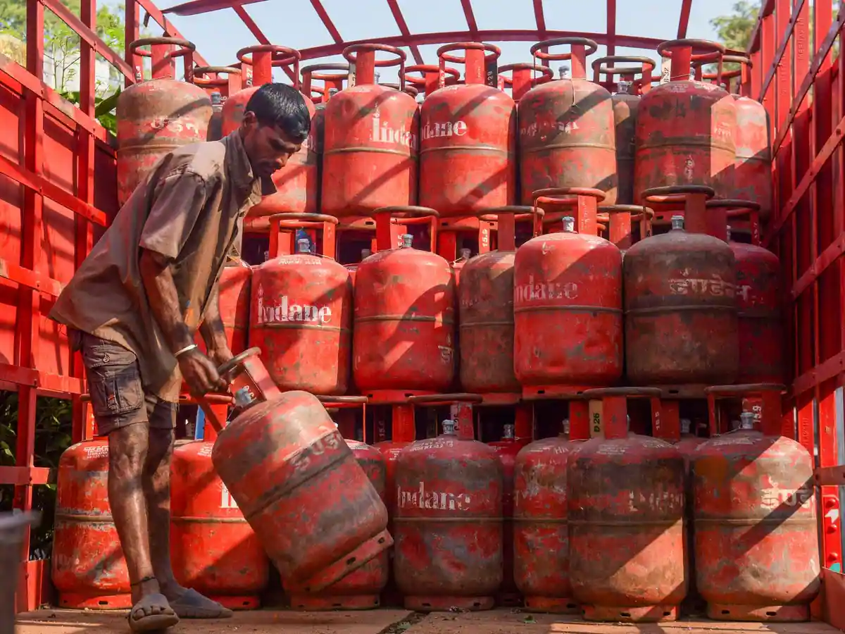 LPG सप्लाई का संकट झेल रहा भारत, क्या फिर से बढ़ेंगे सिलेंडर के दाम?
