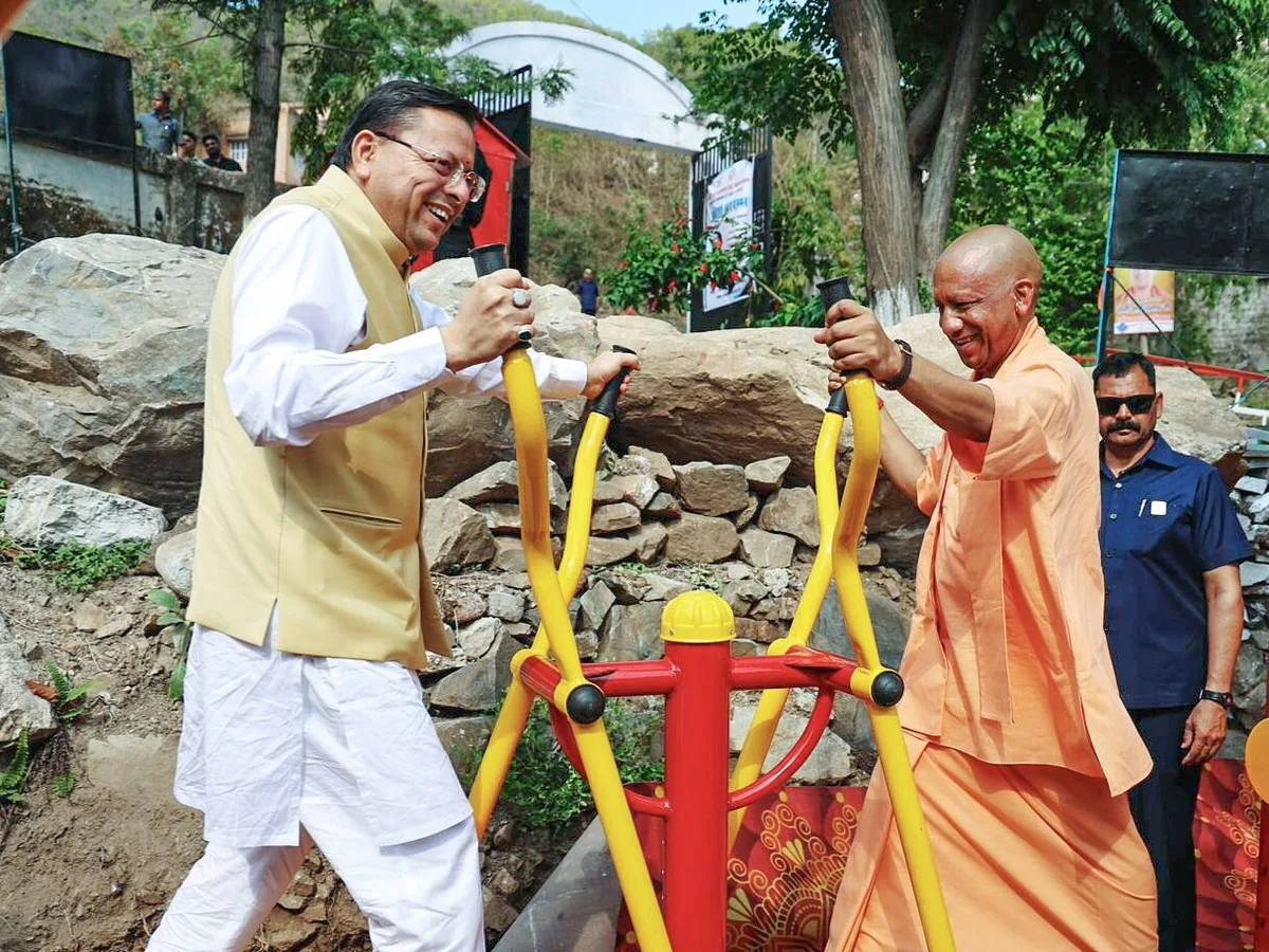 यूपी CM योगी और धामी का खास अंदाज; गांव में खुला ओपन जिम, दोनों ने साथ की कसरत