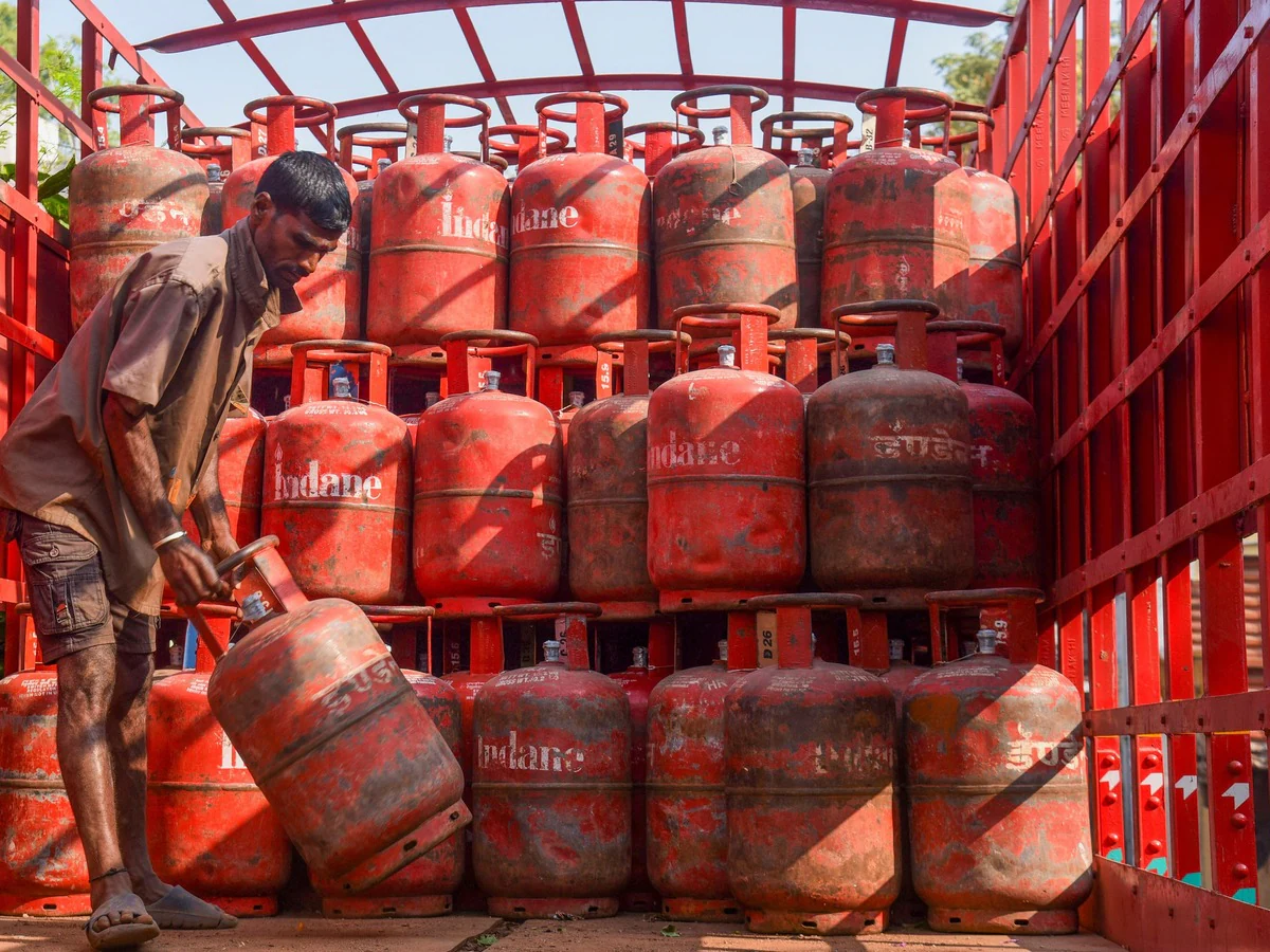 घर ले जाएं ₹300 सस्ता LPG सिलेंडर, बढ़ती कीमतों के बीच बड़ा तोहफा