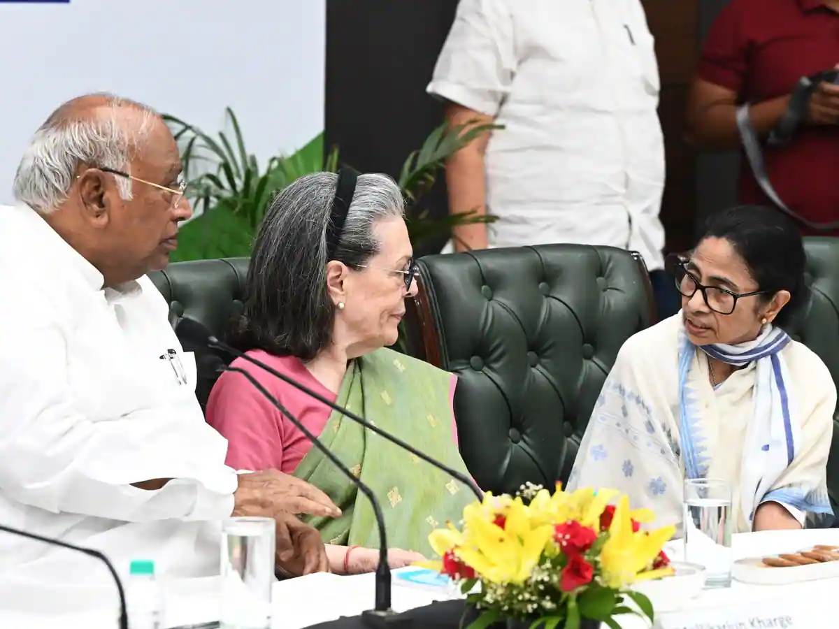 ममता बनर्जी की TMC के लिए कांग्रेस से खुलकर आ गया विलय वाला ऑफर