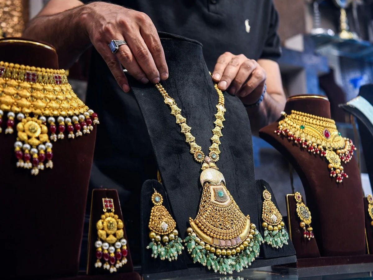 Gold Silver Price Today: सोना हुआ सस्ता, चांदी की कीमतों में भारी गिरावट, चेक करें आज का दाम