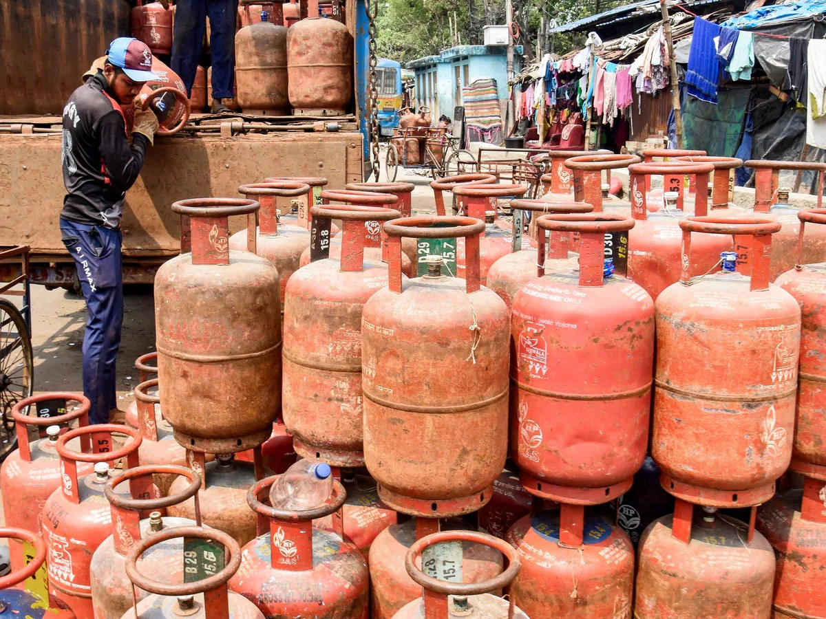 LPG Price Today: घरेलू एलपीजी सिलेंडर का नया रेट जारी, क्या कीमतों में हुई कोई बढ़ोतरी या घट गए दाम? करें चेक