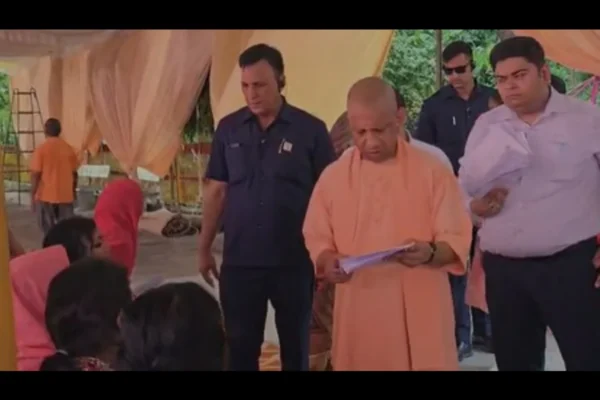 योगी ने सुनी फरियाद, बोले-हर जरूरतमंद का होगा इलाज