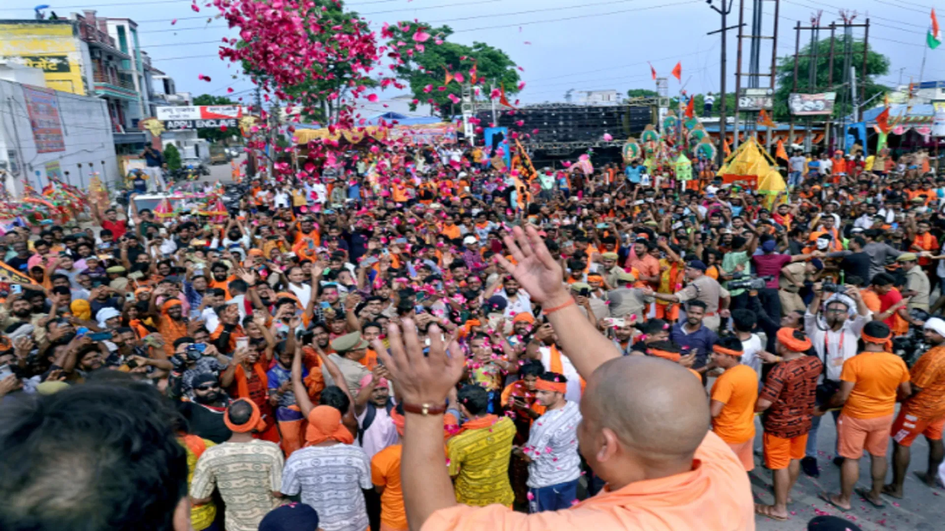 सीएम योगी ने मेरठ में कांवड़ियों पर बरसाए फूल, बोले- सावन की शिवरात्रि तक साढ़े चार करोड़ शिवभक्त करेंगे जलाभिषेक