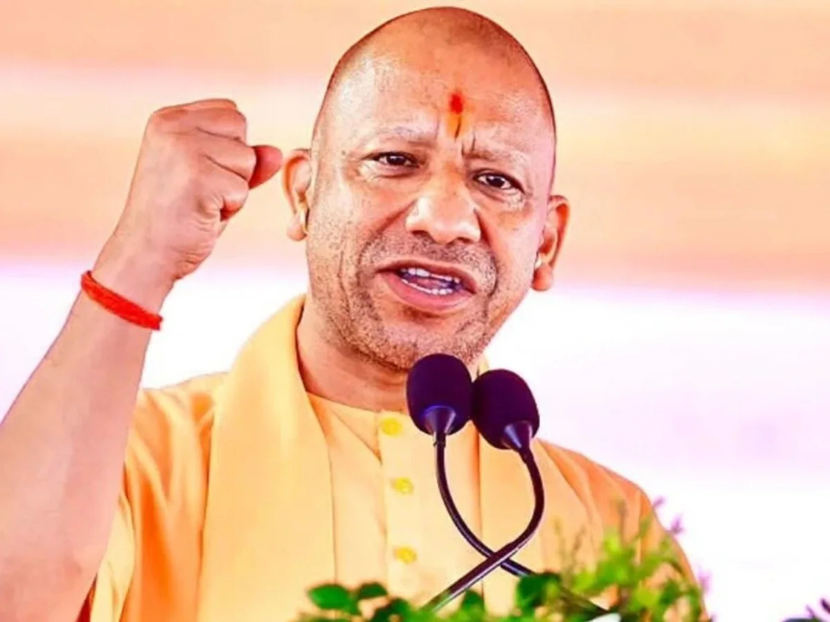 स्मार्ट कार्ड के साथ महिलाओं को मुफ्त बस यात्रा की सौगात, सीएम योगी ने किया शुभारंभ