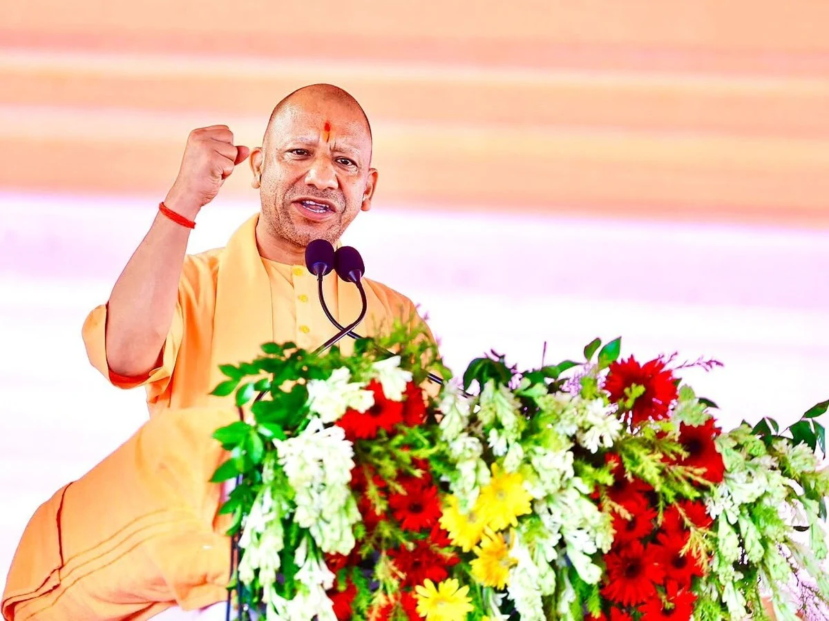 गोरखपुर की तिरंगा यात्रा में शामिल होंगे सीएम योगी, 150 महिलाएं कर रहीं लाखों राष्ट्रीय ध्वज तैयार