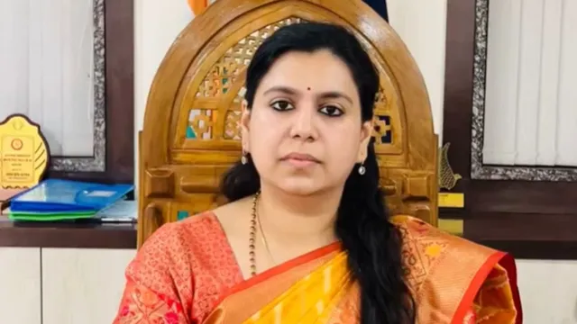 IAS दिव्या मित्तल: ‘रील वाली डीएम’ से लेकर फूलों की बारिश तक, यूपी की चर्चित अफसर से जुड़ी 10 खास बातें