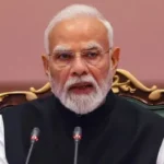 प्रधानमंत्री नरेन्द्र मोदी के जन्मदिन के अवसर पर 17 सितंबर से दिल्ली में एक माह तक चलने वाले सेवा संकल्प अभियान की शुरुआत होगी। दिल्ली भाजपा और दिल्ली सरकार के इस अभियान में सेवा कार्यों के साथ करीब 13 हजार परियोजनाओं का उद्घाटन और शिलान्यास किया जाएगा। एक दिन में 2500 यूनिट रक्त जुटाने के साथ 25 हजार वरिष्ठ नागरिकों की स्वास्थ्य जांच भी कराई जाएगी। मुख्यमंत्री रेखा गुप्ता ने प्रेसवार्ता में बताया कि 17 सितंबर को दिल्ली सरकार की ओर से मेगा रक्तदान शिविर लगाया जाएगा। इसमें एक दिन में ढाई हजार यूनिट रक्त एकत्र करने का लक्ष्य रखा गया है। इसके अलावा सामाजिक कल्याण विभाग स्वास्थ्य विभाग के साथ मिलकर 25 हजार वरिष्ठ नागरिकों के लिए स्वास्थ्य जांच शिविर लगाएगा। सेवा संकल्प अभियान के तहत श्रम विभाग दिल्ली के मजदूरों और निर्माण श्रमिकों के पंजीकरण के साथ उनके स्वास्थ्य की जांच के लिए विशेष अभियान चलाएगा। सरकार अंगदान को भी सेवा का महत्वपूर्ण माध्यम बनाने की तैयारी कर रही है। दिल्ली में अंगदान के लिए केंद्र के नोटो की तर्ज पर तैयार किए गए आधिकारिक प्लेटफॉर्म सोटो का उद्घाटन अभियान के दौरान किया जाएगा। इसके माध्यम से दिल्ली में अंगदान को बढ़ावा देने का प्रयास होगा। महिला एवं बाल विकास विभाग के अंतर्गत आने वाले चाइल्ड केयर सेंटर और अनाथालयों में बच्चों के लिए विभिन्न कल्याणकारी गतिविधियां आयोजित होंगी। वहीं, शहरी विकास विभाग और एमसीडी के सहयोग से हर वार्ड और विधानसभा क्षेत्र में विशेष स्वच्छता अभियान चलाया जाएगा। मुख्यमंत्री ने कहा कि यमुना दिल्लीवासियों और देशवासियों की आस्था का प्रतीक है। यमुना की सफाई केवल एक दिन का अभियान नहीं है और दिल्ली सरकार लगातार इस दिशा में काम कर रही है। सेवा संकल्प अभियान के दौरान यमुना सफाई से जुड़ी करीब 8,000 करोड़ रुपये की परियोजनाओं का उद्घाटन और शिलान्यास किया जाएगा। इसके साथ ही यमुना सफाई के लिए सरकार की आगामी योजनाओं को भी जनता के सामने रखा जाएगा। ‘ग्रीन दिल्ली-क्लीन दिल्ली’ मिशन के तहत पर्यावरण विभाग प्रत्येक वार्ड में विभिन्न संस्थाओं के सहयोग से पौधारोपण अभियान चलाएगा। दिल्ली में 70 लाख पौधे लगाने के लक्ष्य को आगे बढ़ाते हुए सेवा संकल्प अभियान के दौरान व्यापक स्तर पर पौधारोपण किया जाएगा। ‘मेरे सपनों का भारत’ विषय पर ड्राइंग, भाषण और रील प्रतियोगिताएं आयोजित की जाएंगी। दिल्ली सरकार, निजी स्कूल, एनडीएमसी और नगर निगम के करीब पांच हजार स्कूलों के लगभग पांच लाख विद्यार्थियों को इन प्रतियोगिताओं से जोड़ने का लक्ष्य है। विश्वविद्यालयों को भी इसमें शामिल किया जाएगा। मुख्यमंत्री ने कहा कि प्रतियोगिताओं के माध्यम से बच्चों और युवाओं को अपने विचार, कल्पना और विजन के जरिए विकसित भारत की अपनी परिकल्पना चित्र, भाषण या रील के माध्यम से प्रस्तुत करने का अवसर मिलेगा। 17 सितंबर को प्रधानमंत्री नरेन्द्र मोदी के जन्मदिन पर दिल्ली के लाभार्थी अपने-अपने घरों में ‘आशीर्वाद का दीप’ जलाकर उन्हें शुभकामनाएं देंगे। मुख्यमंत्री ने कहा कि यह अभियान केवल भाजपा कार्यकर्ताओं तक सीमित नहीं रहेगा। इसमें लाभार्थियों, जनप्रतिनिधियों और कार्यकर्ताओं की व्यापक भागीदारी होगी।