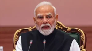 प्रधानमंत्री नरेन्द्र मोदी के जन्मदिन के अवसर पर 17 सितंबर से दिल्ली में एक माह तक चलने वाले सेवा संकल्प अभियान की शुरुआत होगी। दिल्ली भाजपा और दिल्ली सरकार के इस अभियान में सेवा कार्यों के साथ करीब 13 हजार परियोजनाओं का उद्घाटन और शिलान्यास किया जाएगा। एक दिन में 2500 यूनिट रक्त जुटाने के साथ 25 हजार वरिष्ठ नागरिकों की स्वास्थ्य जांच भी कराई जाएगी। मुख्यमंत्री रेखा गुप्ता ने प्रेसवार्ता में बताया कि 17 सितंबर को दिल्ली सरकार की ओर से मेगा रक्तदान शिविर लगाया जाएगा। इसमें एक दिन में ढाई हजार यूनिट रक्त एकत्र करने का लक्ष्य रखा गया है। इसके अलावा सामाजिक कल्याण विभाग स्वास्थ्य विभाग के साथ मिलकर 25 हजार वरिष्ठ नागरिकों के लिए स्वास्थ्य जांच शिविर लगाएगा। सेवा संकल्प अभियान के तहत श्रम विभाग दिल्ली के मजदूरों और निर्माण श्रमिकों के पंजीकरण के साथ उनके स्वास्थ्य की जांच के लिए विशेष अभियान चलाएगा। सरकार अंगदान को भी सेवा का महत्वपूर्ण माध्यम बनाने की तैयारी कर रही है। दिल्ली में अंगदान के लिए केंद्र के नोटो की तर्ज पर तैयार किए गए आधिकारिक प्लेटफॉर्म सोटो का उद्घाटन अभियान के दौरान किया जाएगा। इसके माध्यम से दिल्ली में अंगदान को बढ़ावा देने का प्रयास होगा। महिला एवं बाल विकास विभाग के अंतर्गत आने वाले चाइल्ड केयर सेंटर और अनाथालयों में बच्चों के लिए विभिन्न कल्याणकारी गतिविधियां आयोजित होंगी। वहीं, शहरी विकास विभाग और एमसीडी के सहयोग से हर वार्ड और विधानसभा क्षेत्र में विशेष स्वच्छता अभियान चलाया जाएगा। मुख्यमंत्री ने कहा कि यमुना दिल्लीवासियों और देशवासियों की आस्था का प्रतीक है। यमुना की सफाई केवल एक दिन का अभियान नहीं है और दिल्ली सरकार लगातार इस दिशा में काम कर रही है। सेवा संकल्प अभियान के दौरान यमुना सफाई से जुड़ी करीब 8,000 करोड़ रुपये की परियोजनाओं का उद्घाटन और शिलान्यास किया जाएगा। इसके साथ ही यमुना सफाई के लिए सरकार की आगामी योजनाओं को भी जनता के सामने रखा जाएगा। ‘ग्रीन दिल्ली-क्लीन दिल्ली’ मिशन के तहत पर्यावरण विभाग प्रत्येक वार्ड में विभिन्न संस्थाओं के सहयोग से पौधारोपण अभियान चलाएगा। दिल्ली में 70 लाख पौधे लगाने के लक्ष्य को आगे बढ़ाते हुए सेवा संकल्प अभियान के दौरान व्यापक स्तर पर पौधारोपण किया जाएगा। ‘मेरे सपनों का भारत’ विषय पर ड्राइंग, भाषण और रील प्रतियोगिताएं आयोजित की जाएंगी। दिल्ली सरकार, निजी स्कूल, एनडीएमसी और नगर निगम के करीब पांच हजार स्कूलों के लगभग पांच लाख विद्यार्थियों को इन प्रतियोगिताओं से जोड़ने का लक्ष्य है। विश्वविद्यालयों को भी इसमें शामिल किया जाएगा। मुख्यमंत्री ने कहा कि प्रतियोगिताओं के माध्यम से बच्चों और युवाओं को अपने विचार, कल्पना और विजन के जरिए विकसित भारत की अपनी परिकल्पना चित्र, भाषण या रील के माध्यम से प्रस्तुत करने का अवसर मिलेगा। 17 सितंबर को प्रधानमंत्री नरेन्द्र मोदी के जन्मदिन पर दिल्ली के लाभार्थी अपने-अपने घरों में ‘आशीर्वाद का दीप’ जलाकर उन्हें शुभकामनाएं देंगे। मुख्यमंत्री ने कहा कि यह अभियान केवल भाजपा कार्यकर्ताओं तक सीमित नहीं रहेगा। इसमें लाभार्थियों, जनप्रतिनिधियों और कार्यकर्ताओं की व्यापक भागीदारी होगी।