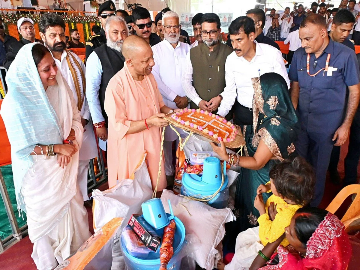 बाढ़ से बेघर परिवारों को योगी ने दिया जमीन का पट्टा, एक हजार पीड़ितों को राहत किट भी