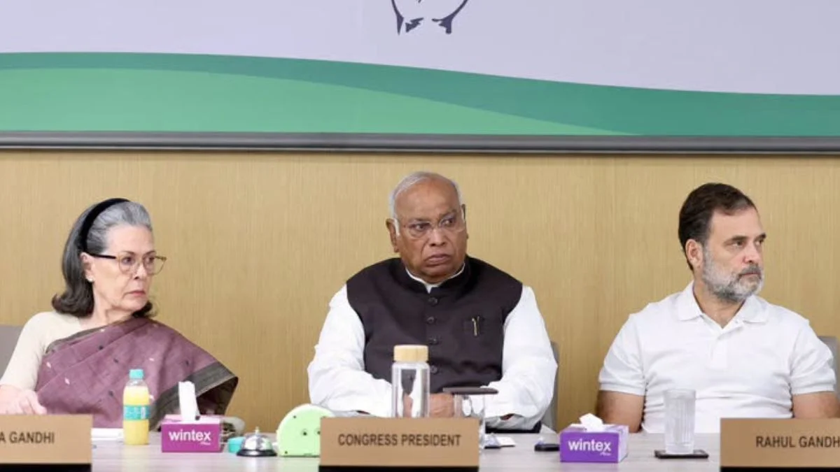 ‘मुख्य चुनाव आयुक्त मोदी सरकार की कठपुतली बन गए’, CWC की बैठक में मल्लिकार्जुन खड़गे ने रखी पांच मांगें
