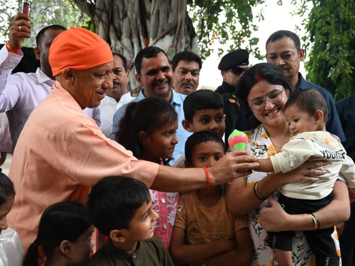 सीएम योगी के हाथ से झट से ले लिया खिलौना, गोरखनाथ मंदिर में सुबह-सुबह ‘बच्चा पार्टी’ की मौज